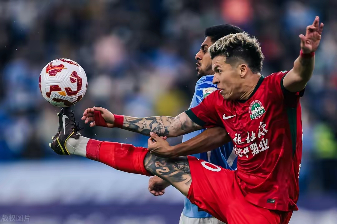 od体育app下载-双方球队在场上上演激烈对抗战(战场上双方踢球是什么电影)